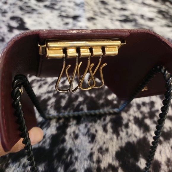 Authentic Louis Vuitton Vernis Burgundy 4 key Holder 🔑 👌 ✨️ - Picture 7 of 7
